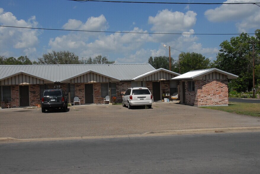 More Photos Of 1400 N Saint Marys St, Beeville Apartments For Sale