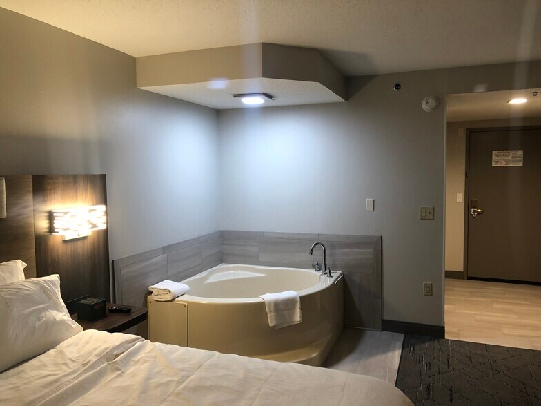 More Photos Of 3695 PA-31 East, Donegal Hotel For Sale