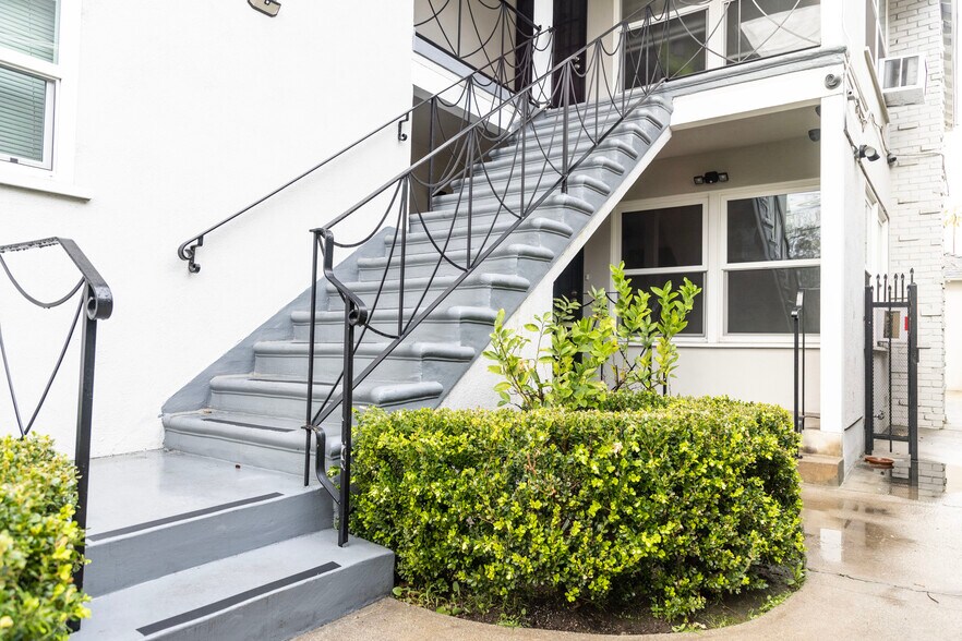 More Photos Of 16011 Victory Blvd, Van Nuys Apartments For Sale