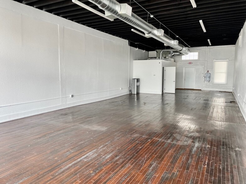 More Photos Of 1427 N Austin St, Seguin Flex For Lease