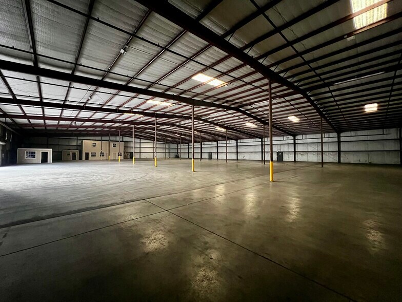 More Photos Of 100 Lupita Cir, Del Rio Distribution For Lease