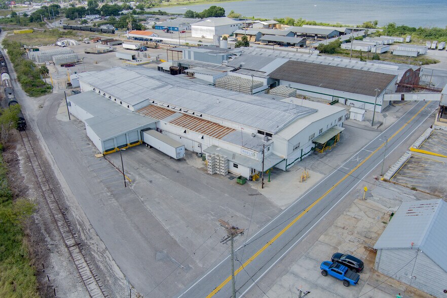 More Photos Of 650 Avenue R SW, Winter Haven Distribution For Sale