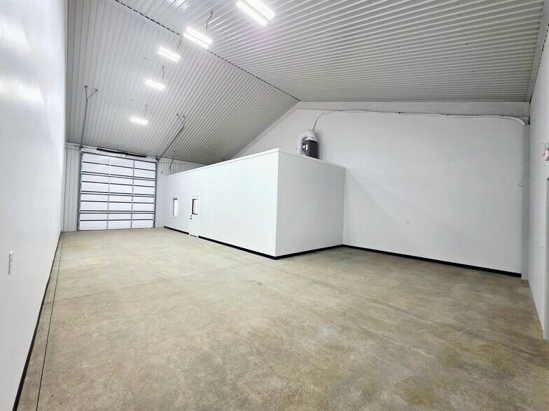 More Photos Of 11379 Farmington Rd, Van Alstyne Light Distribution For Lease