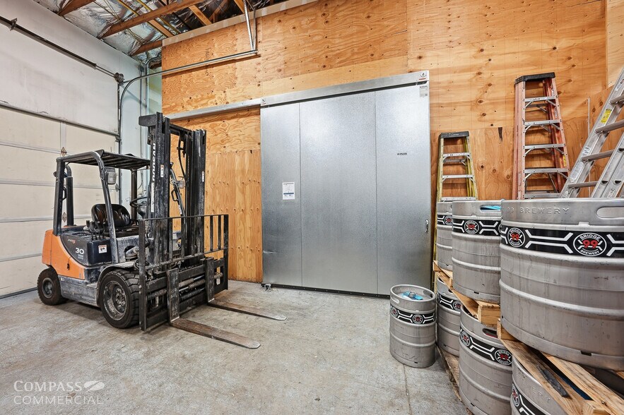 More Photos Of 63063 Layton Ave, Bend Warehouse For Sale