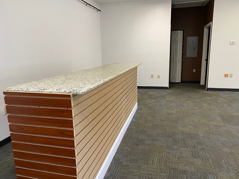 More Photos Of 208 S US-27 Hwy, Lady Lake General Retail For Lease