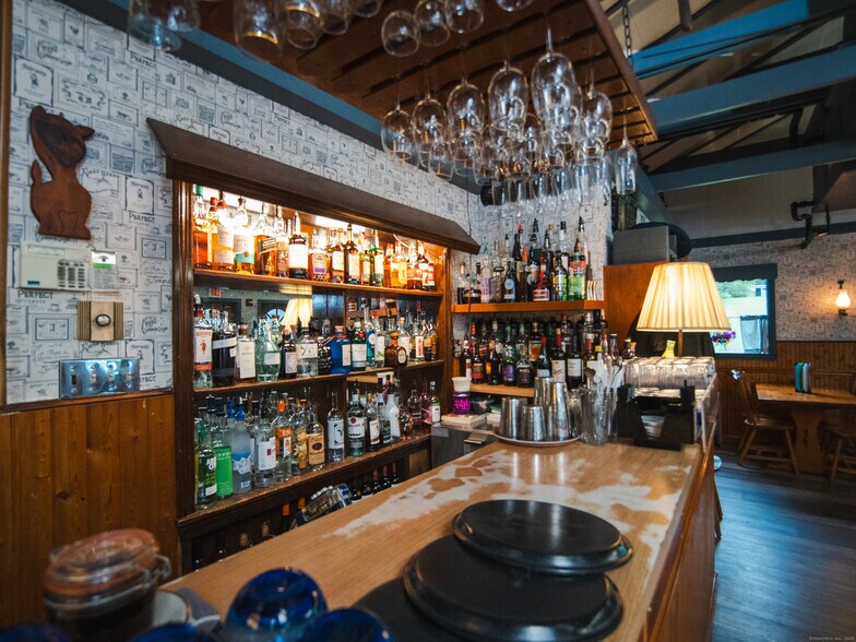 More Photos Of 670 Main St N, Woodbury General Retail For Sale