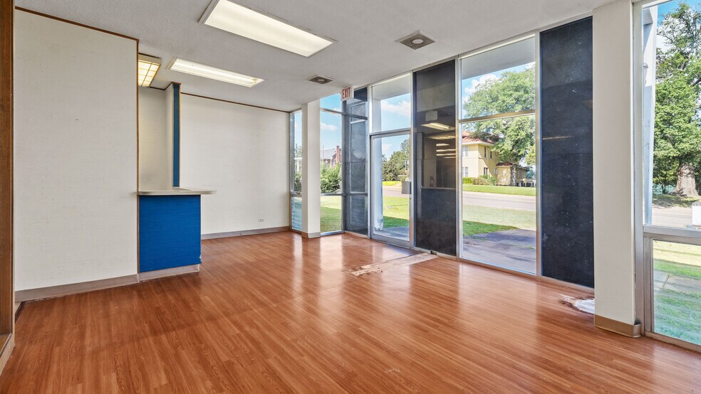More Photos Of 507 Hickory St, Texarkana Office For Sale