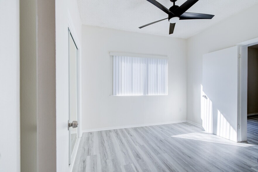 More Photos Of 19 Wavecrest Ave, Venice Apartments For Sale