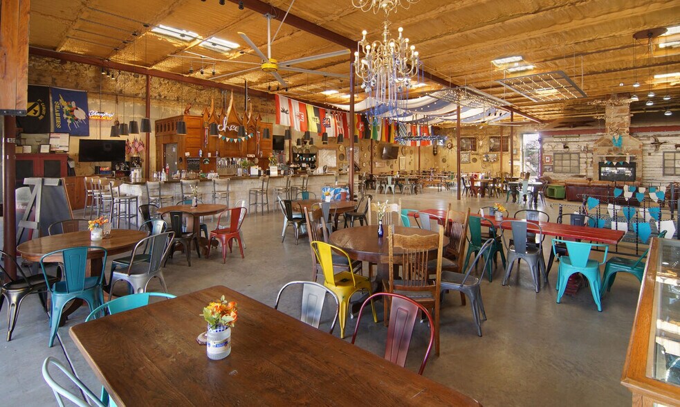 More Photos Of 124 N Austin St, Comanche Bar For Sale