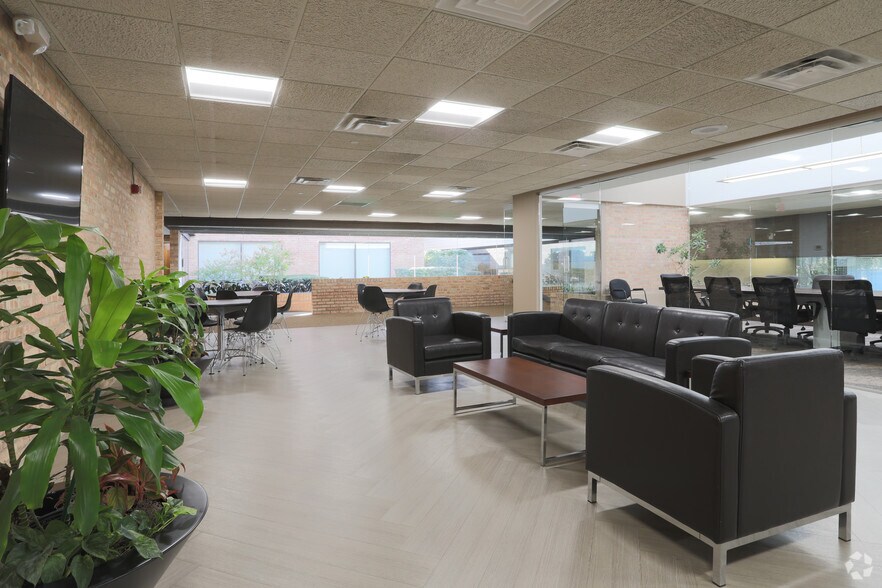 More Photos Of 1204-1332 W Northwest Hwy, Palatine Office For Lease