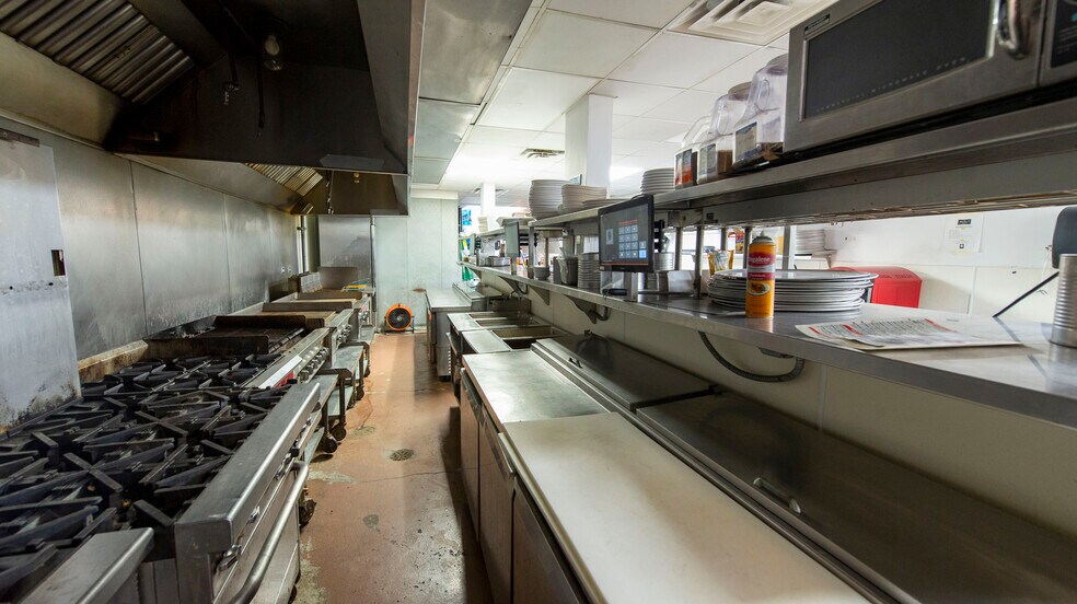 More Photos Of 455 W North Ave, Chicago Restaurant For Lease
