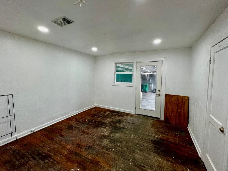 More Photos Of 251 W 28th St, Houston Restaurant For Lease