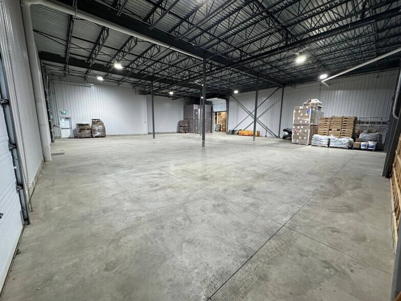 More Photos Of 171 Av Dalcourt, Louiseville Warehouse For Lease