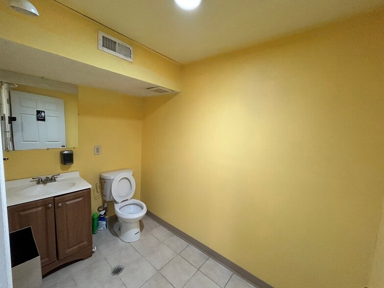 More Photos Of 669 E 185th St, Euclid General Retail For Sale