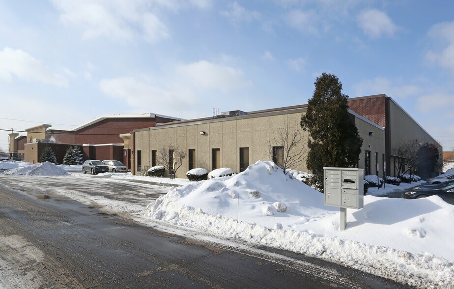 More Photos Of 3450-3464 W Touhy Ave, Skokie Warehouse For Lease