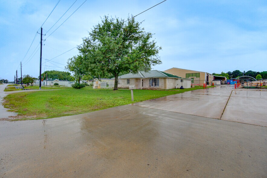 More Photos Of 1100 S Persimmon St, Tomball Warehouse For Sale