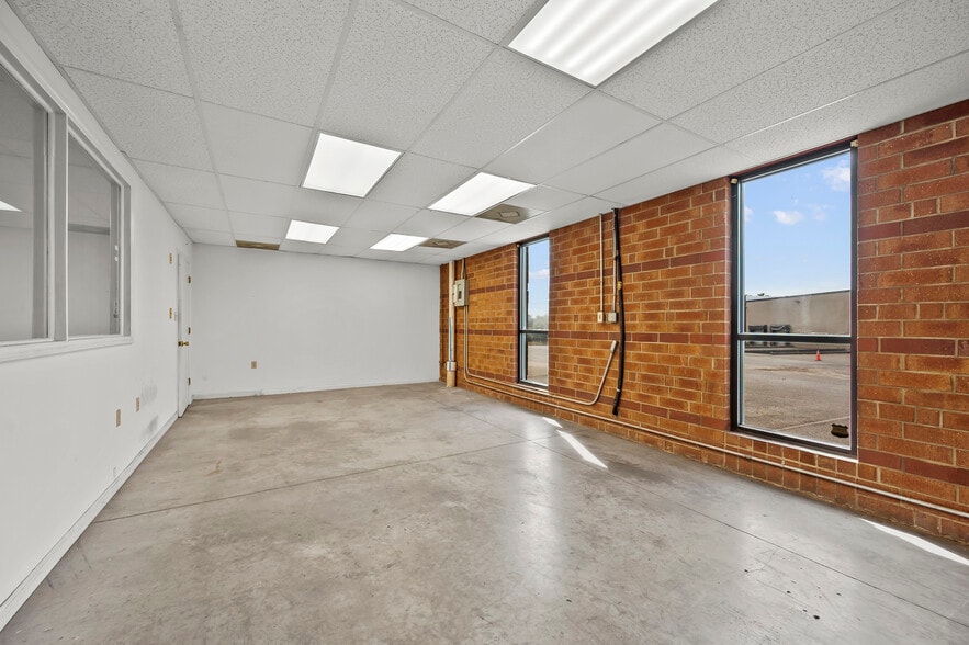 More Photos Of 2595 Viceroy Dr, Winston-Salem Warehouse For Lease