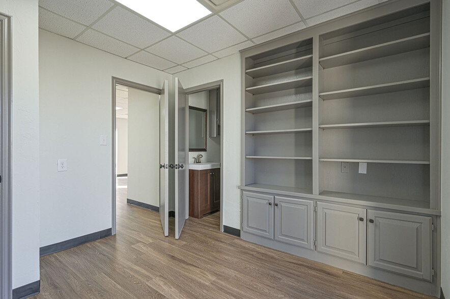 More Photos Of 3009 Epperly Dr, Oklahoma City Office For Sale