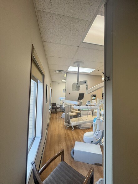 More Photos Of 475 W 55th St, Countryside Office For Lease