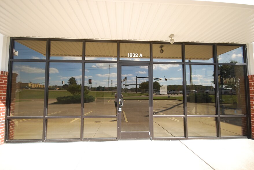 More Photos Of 1932 Highway 45 Byp, Jackson Storefront For Lease