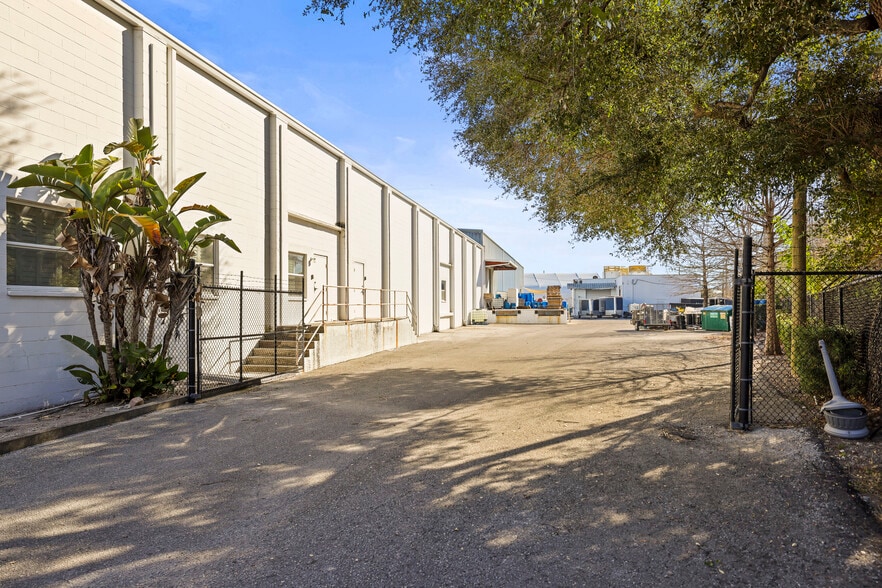More Photos Of 1555 Sunshine Dr, Clearwater Warehouse For Sale