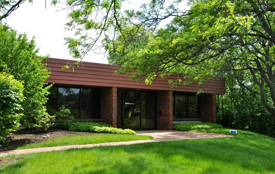 More Photos Of 411 Business Center Dr, Mount Prospect Office For Lease