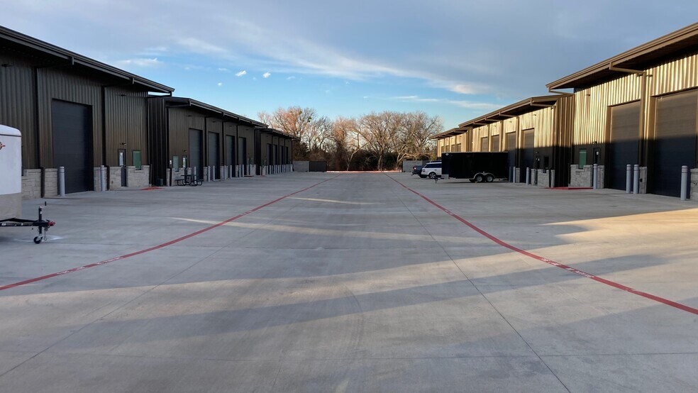 More Photos Of 1922 Choate Pky, Celina Warehouse For Lease