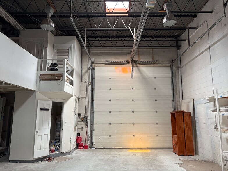 More Photos Of 3248 Colvin St, Alexandria Warehouse For Lease