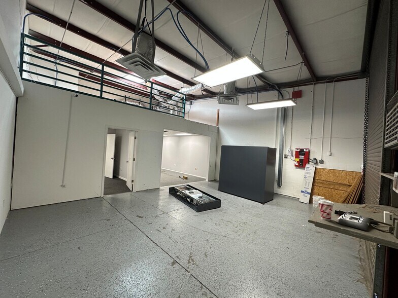 More Photos Of 1721 Independence Blvd, Sarasota Showroom For Lease