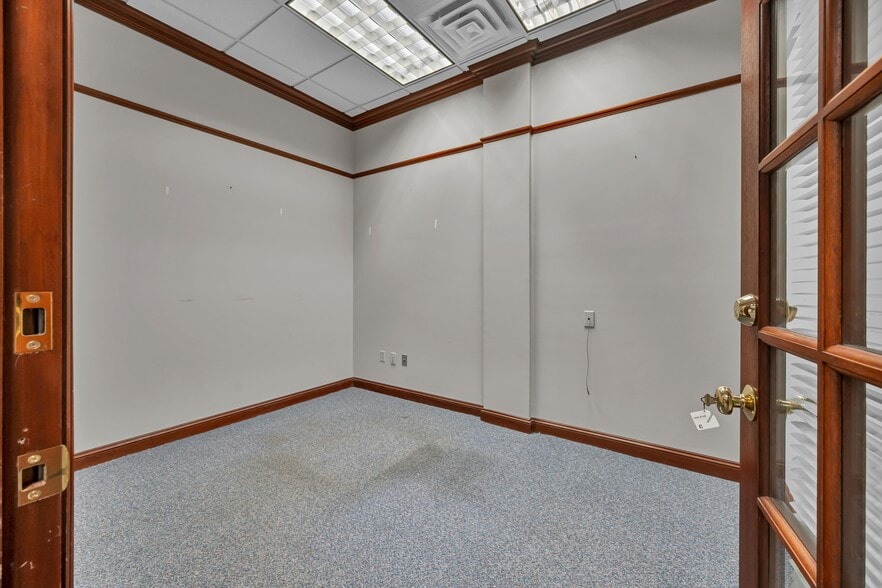 More Photos Of 11 Mile Hill Rd, Newtown Office For Lease