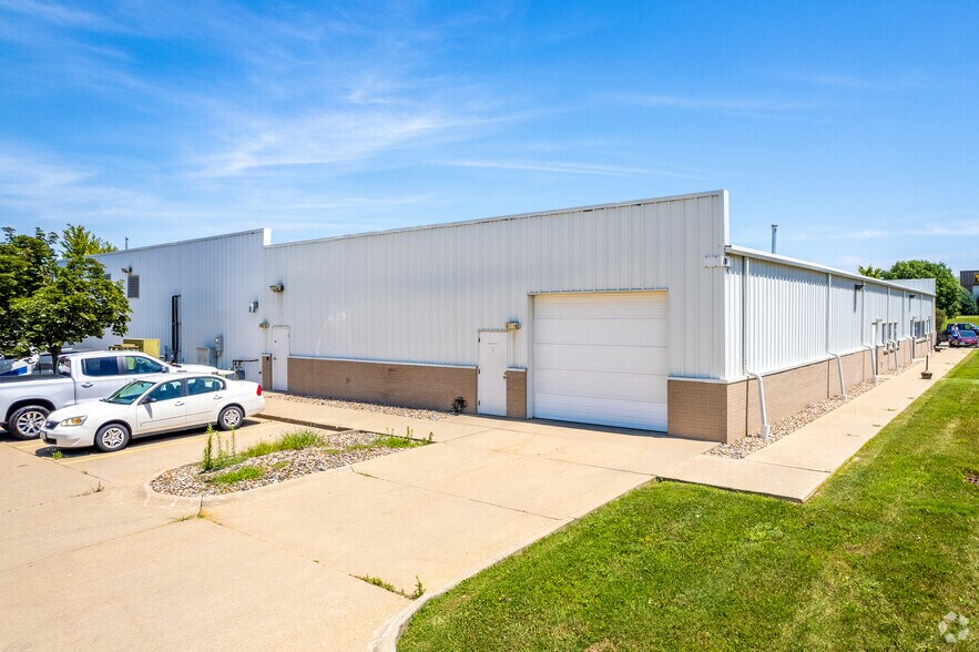 More Photos Of 335 SE Oralabor Rd, Ankeny Office For Sale