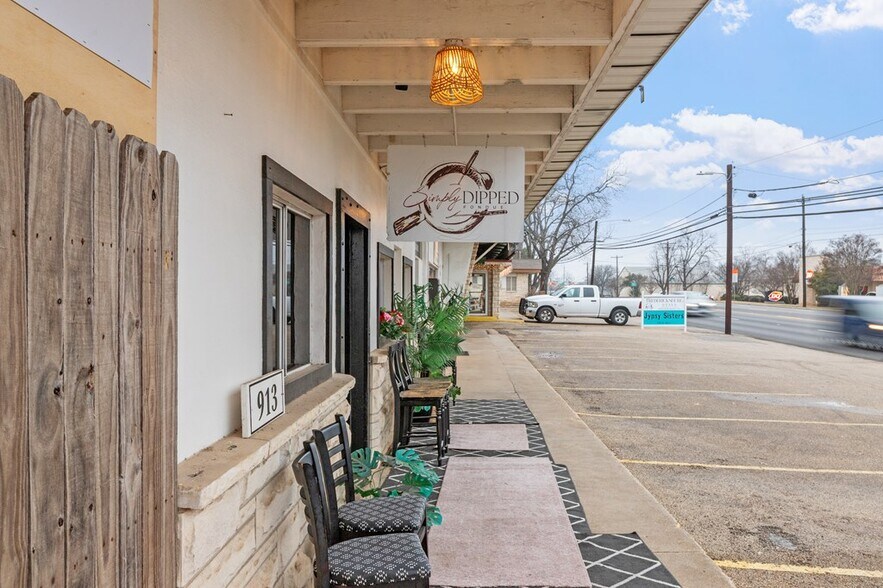 More Photos Of 905 E Main St, Fredericksburg General Retail For Sale