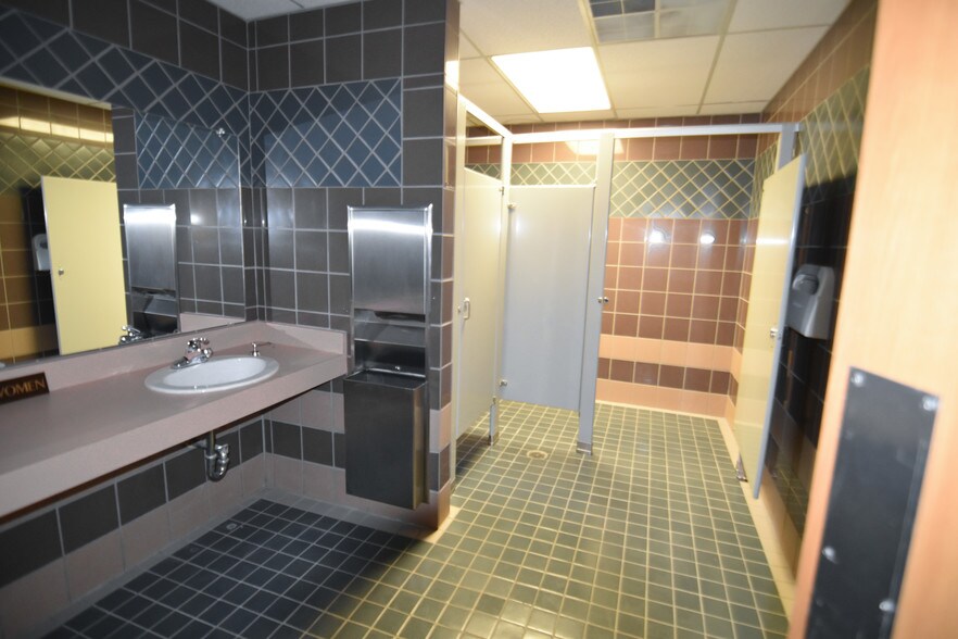 More Photos Of 39319 Plymouth Rd, Livonia Office For Sale