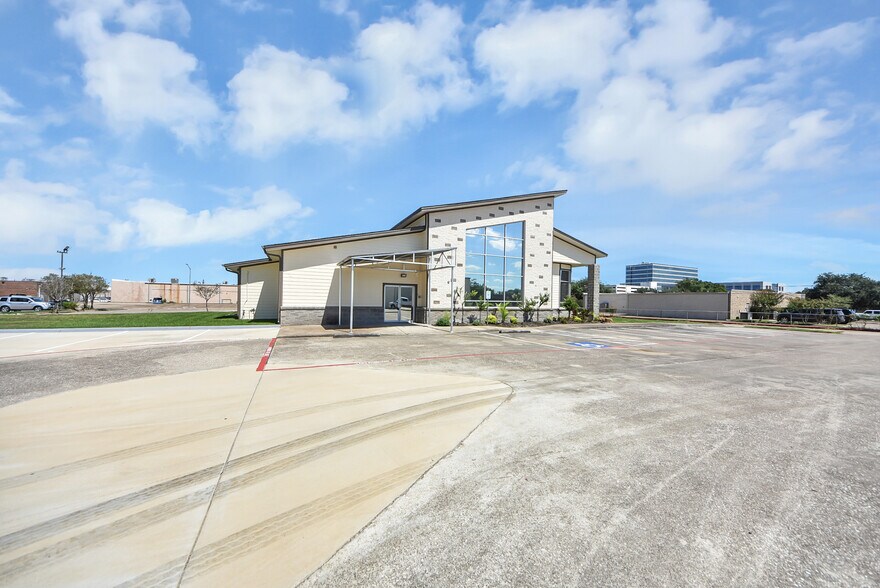 More Photos Of 1563 Live Oak St, Webster Office For Sale