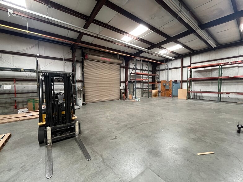 More Photos Of 7901 Benjamin Rd, Tampa Light Distribution For Sale