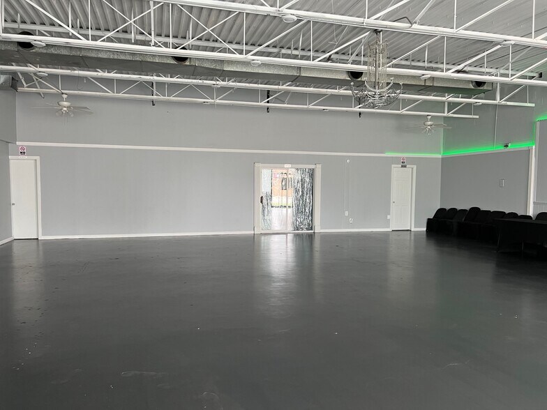 More Photos Of 2732 165th St, Hammond Freestanding For Lease