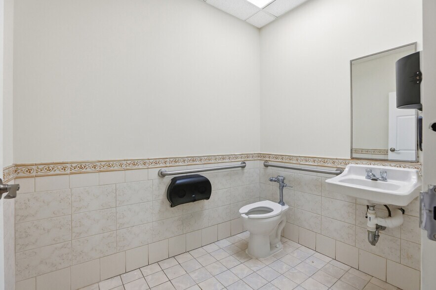 More Photos Of 2925 Lord Baltimore Dr, Windsor Mill Medical For Lease