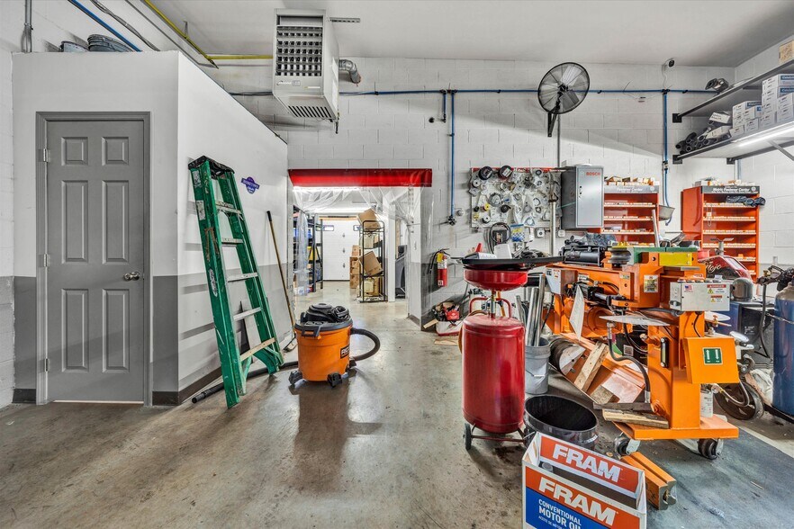 More Photos Of 1474 Peters Creek Rd NW, Roanoke Auto Repair For Sale