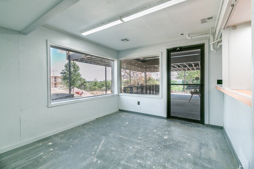 More Photos Of 1116 W Highway 76, Branson General Retail For Lease