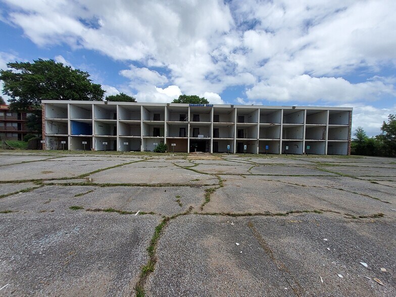 Primary Photo Of 2491 Joy Ln, Memphis Skilled Nursing Facility For Sale