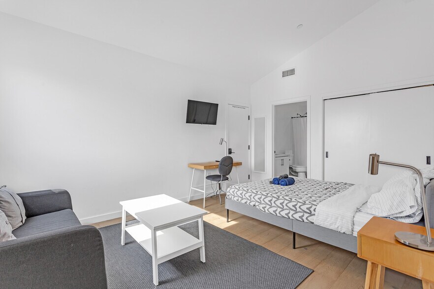 More Photos Of 2301 S Cloverdale Ave, Los Angeles Apartments For Sale