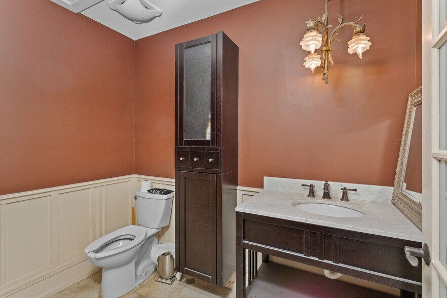 More Photos Of 466 Church St, Hamilton Office For Sale