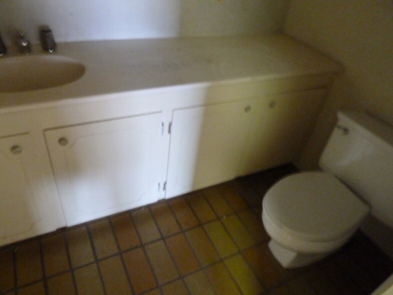 More Photos Of 910 Edgefield St, Greenwood Light Distribution For Sale