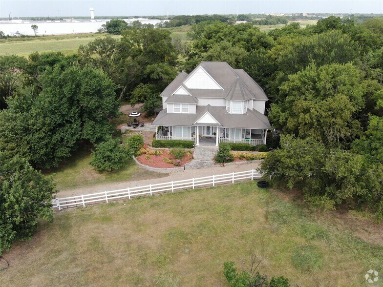 More Photos Of 2600 Rosebud Ln, Richland Hills Specialty For Sale
