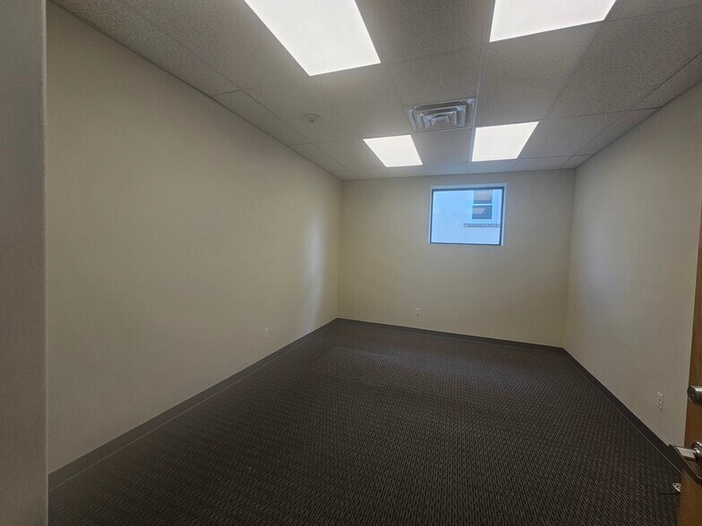 More Photos Of 125 S Wellwood Ave, Lindenhurst Office For Lease