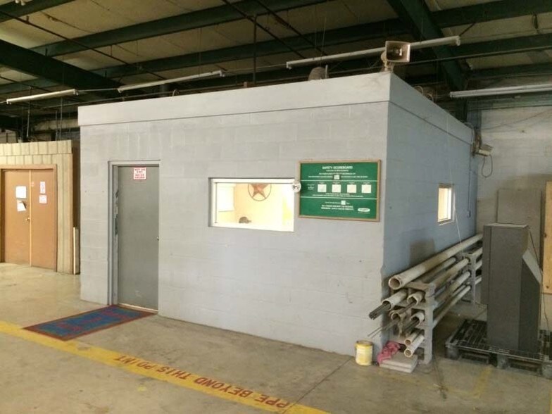 More Photos Of 1301 East Ave, Carrizo Springs Warehouse For Lease