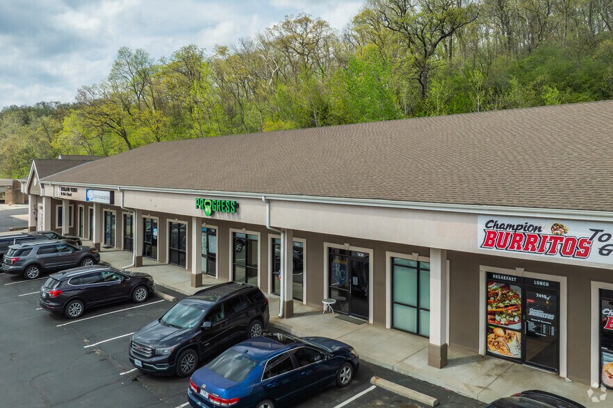 More Photos Of 7400-7440 NW River Park Dr, Parkville General Retail For Lease