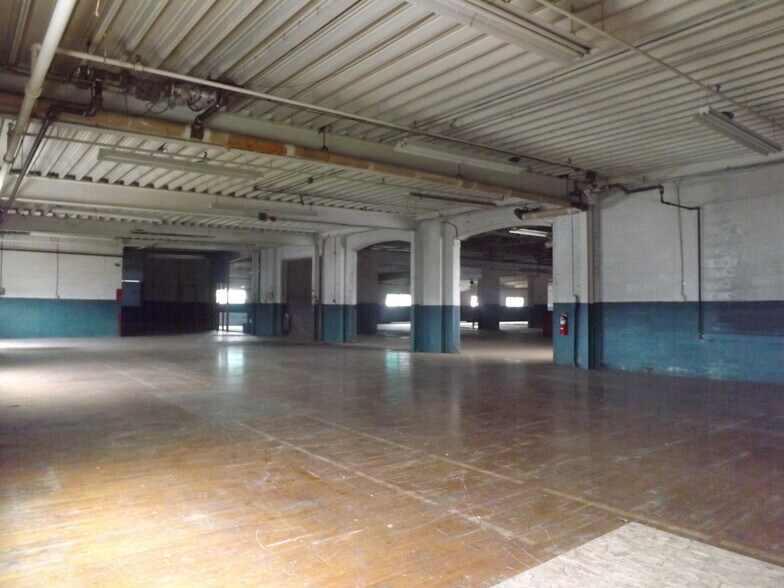 More Photos Of 700 Hepburn St, Milton Showroom For Lease