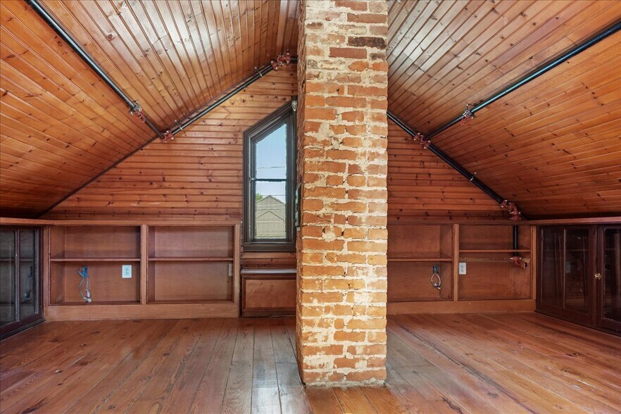 More Photos Of 159 N Sycamore St, Newtown Office For Lease