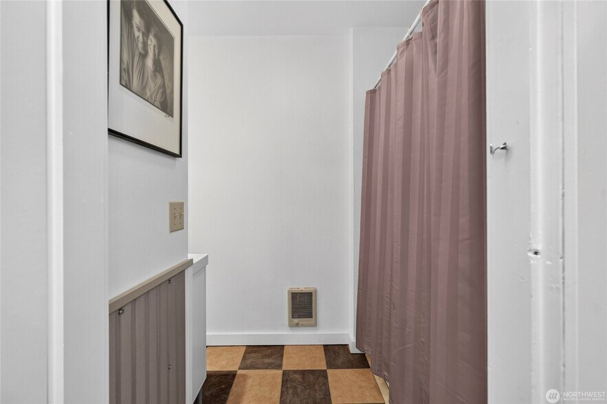 More Photos Of 112 1st Ave S, Ilwaco Storefront For Sale